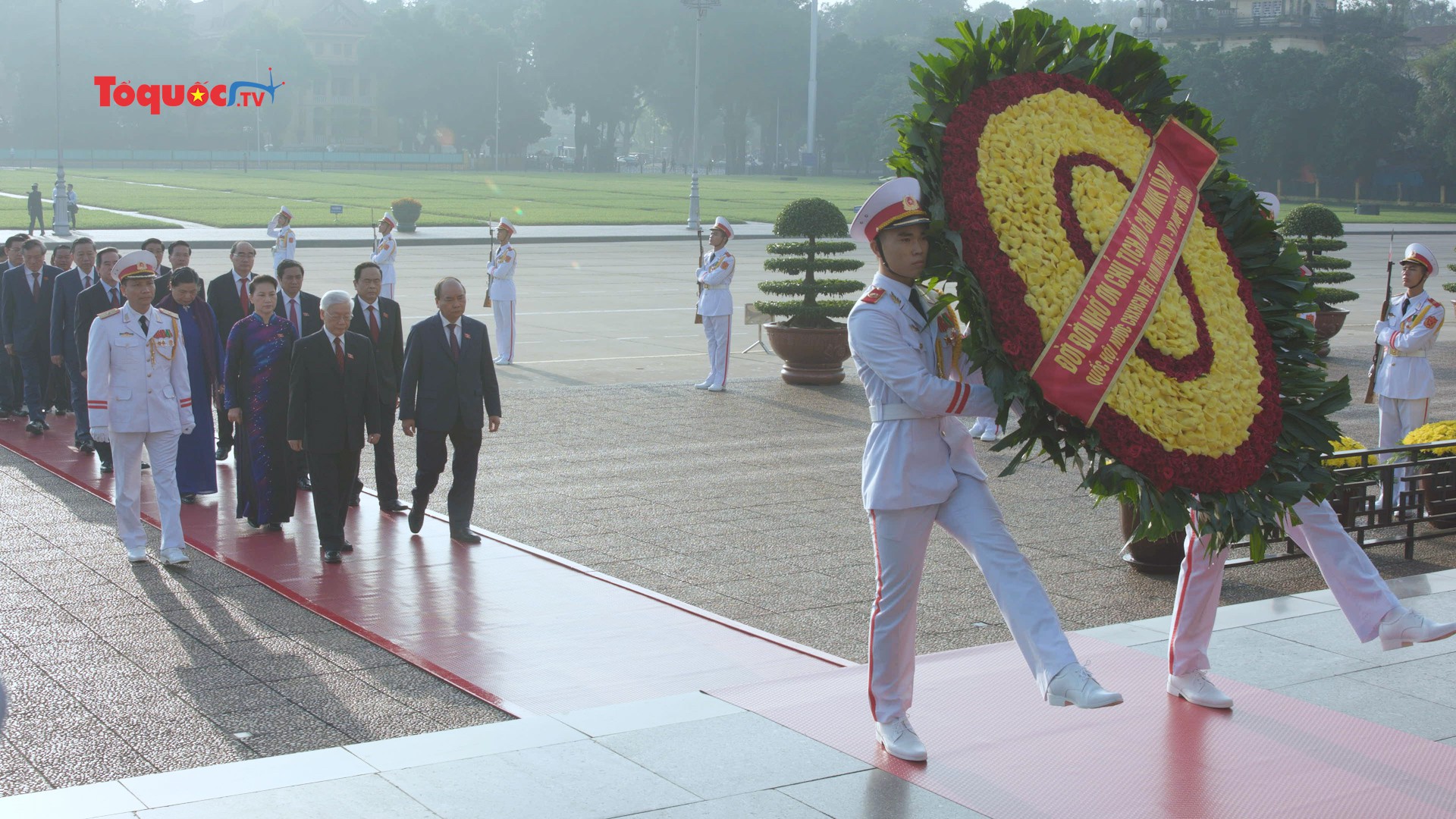 Lãnh đạo Đảng, Nhà nước và Đại biểu Quốc hội viếng Chủ tịch Hồ Chí Minh trước giờ khai mạc Kỳ họp thứ 6 của Quốc hội