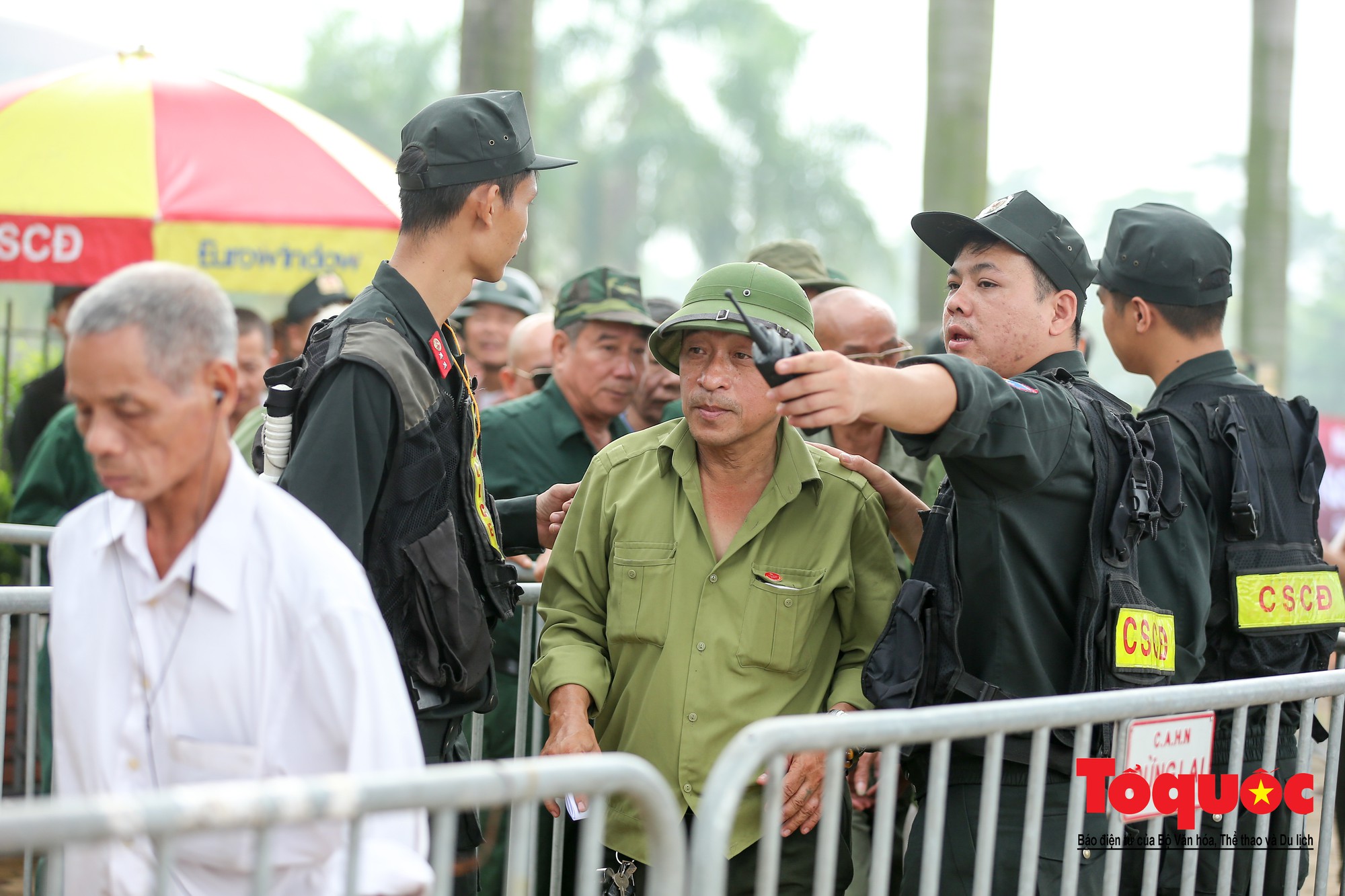 Thương binh xếp hàng mua vé, bán ngay cho chợ đen kiếm lời6 Thương binh xếp hàng mua vé, bán ngay cho chợ đen kiếm lời6