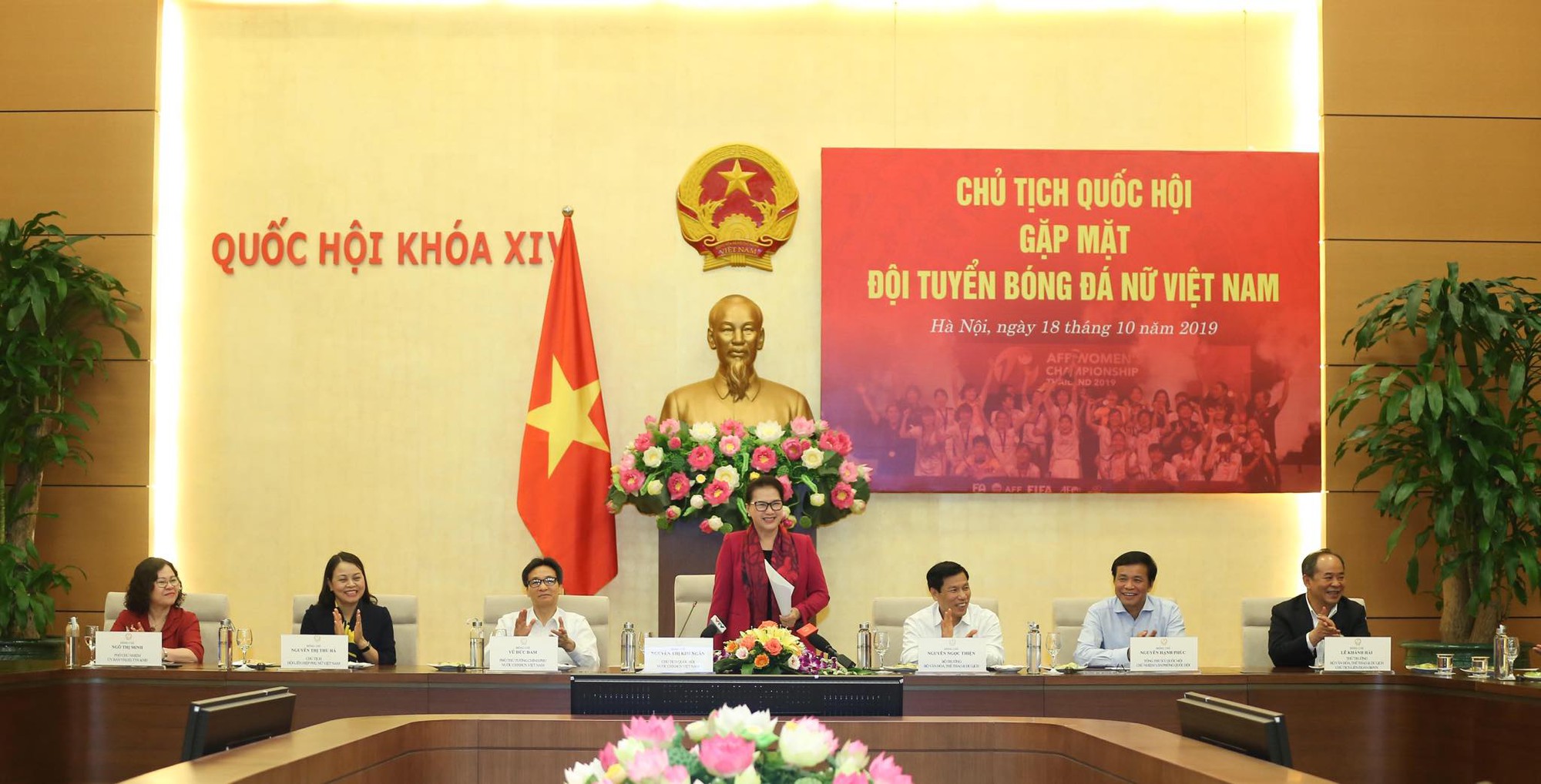 Chủ tịch Quốc hội tặng Iphone 11 cho đội tuyển bóng đá nữ Việt Nam