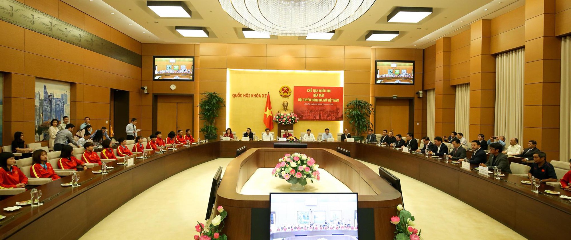 Chủ tịch Quốc hội tặng Iphone 11 cho đội tuyển bóng đá nữ Việt Nam