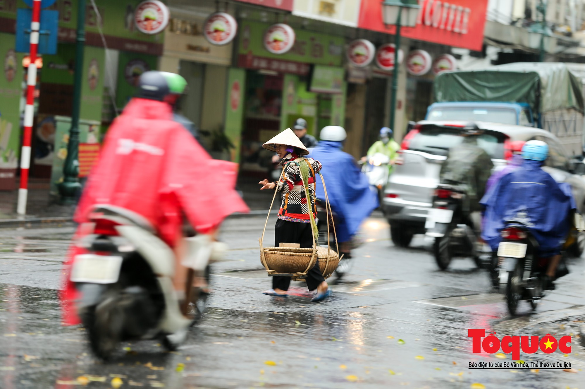 Cơn mưa lớn bất trợt khiến không khí ở thủ đô Hà Nội giảm bụi ô nhiễm nhanh chóng8 Cơn mưa lớn bất trợt khiến không khí ở thủ đô Hà Nội giảm bụi ô nhiễm nhanh chóng8