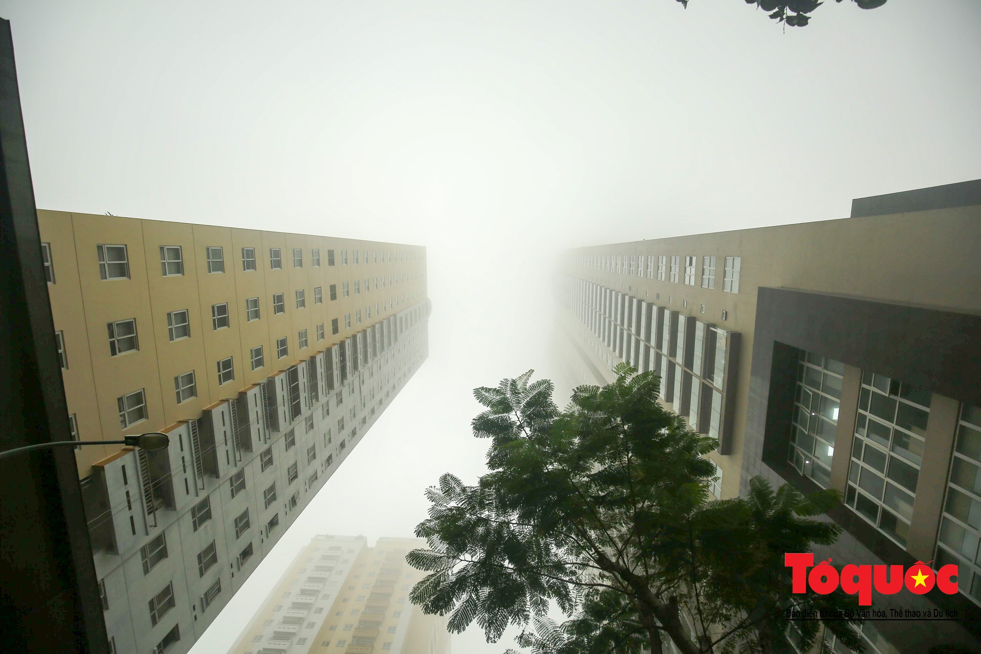 Cao ốc Hà Nội chơi ú tìm trong lớp sương mù dày đặc10 Cao ốc Hà Nội chơi ú tìm trong lớp sương mù dày đặc10
