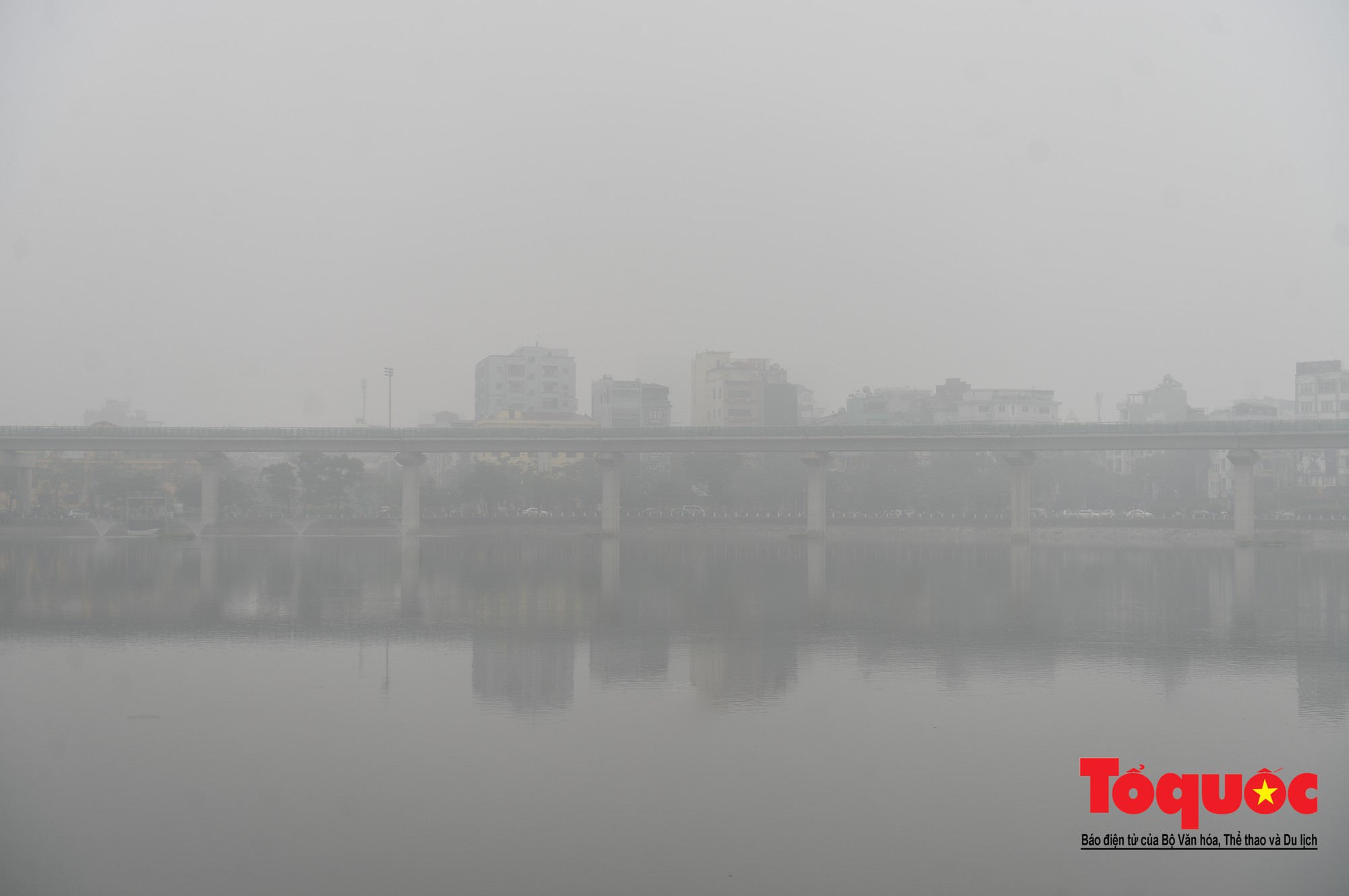 Cao ốc Hà Nội chơi ú tìm trong lớp sương mù dày đặc16 Cao ốc Hà Nội chơi ú tìm trong lớp sương mù dày đặc16