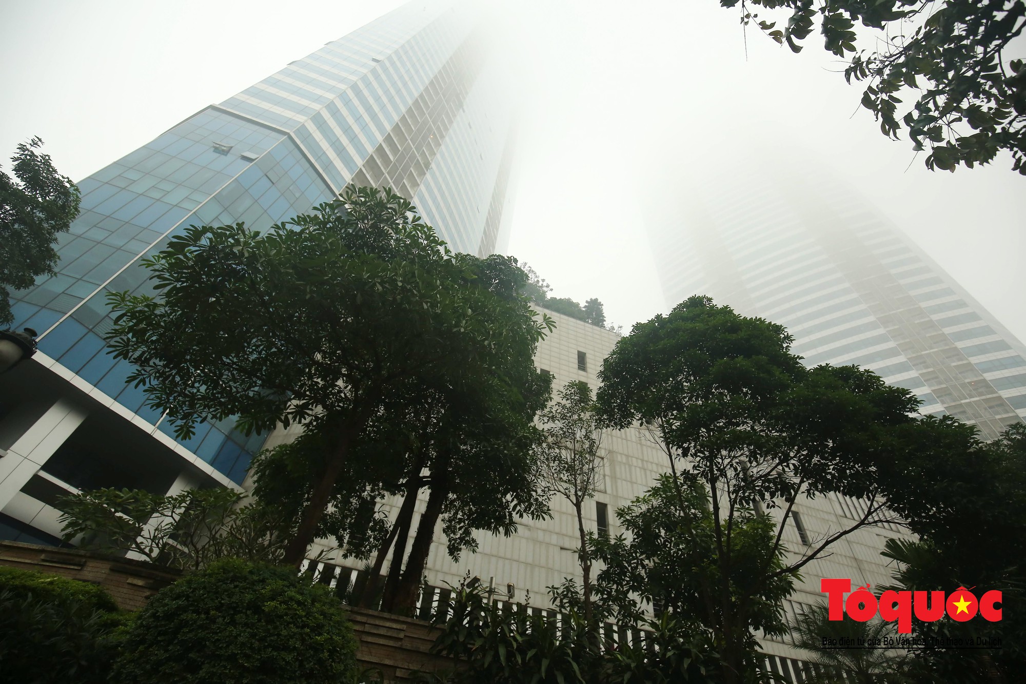 Cao ốc Hà Nội chơi ú tìm trong lớp sương mù dày đặc8 Cao ốc Hà Nội chơi ú tìm trong lớp sương mù dày đặc8
