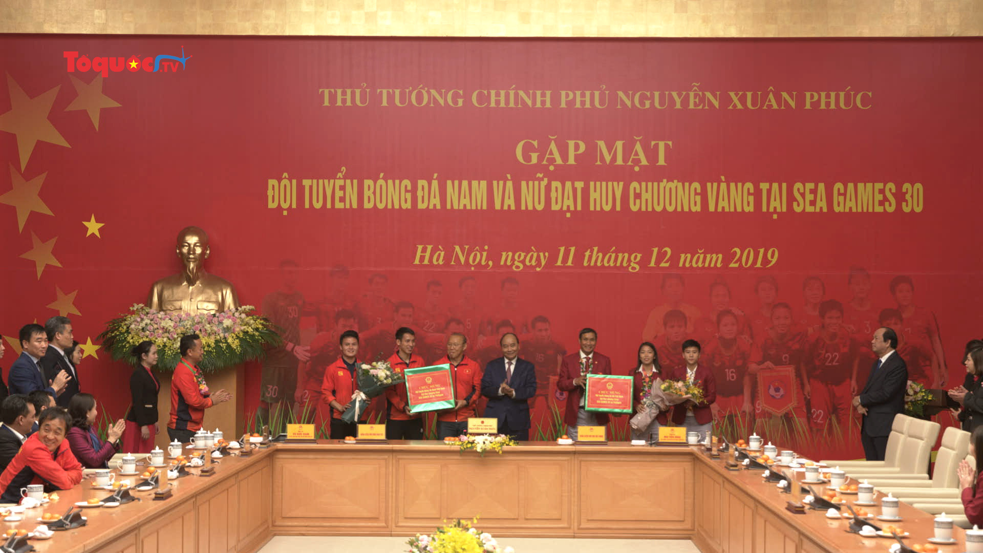 Thủ tướng Nguyễn Xuân Phúc trao thưởng cho hai đội bóng Việt Nam giành thắng lợi trở về