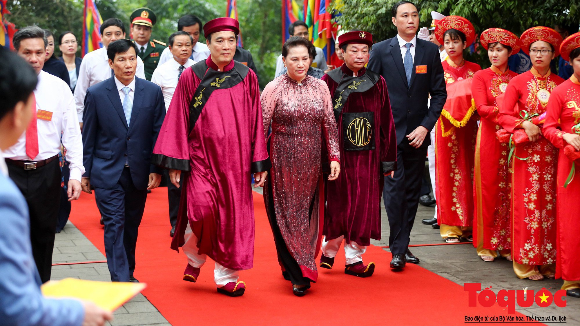 Chủ tịch Quốc hội Nguyễn Thị Kim Ngân thành kính dâng hương tưởng niệm các Vua Hùng