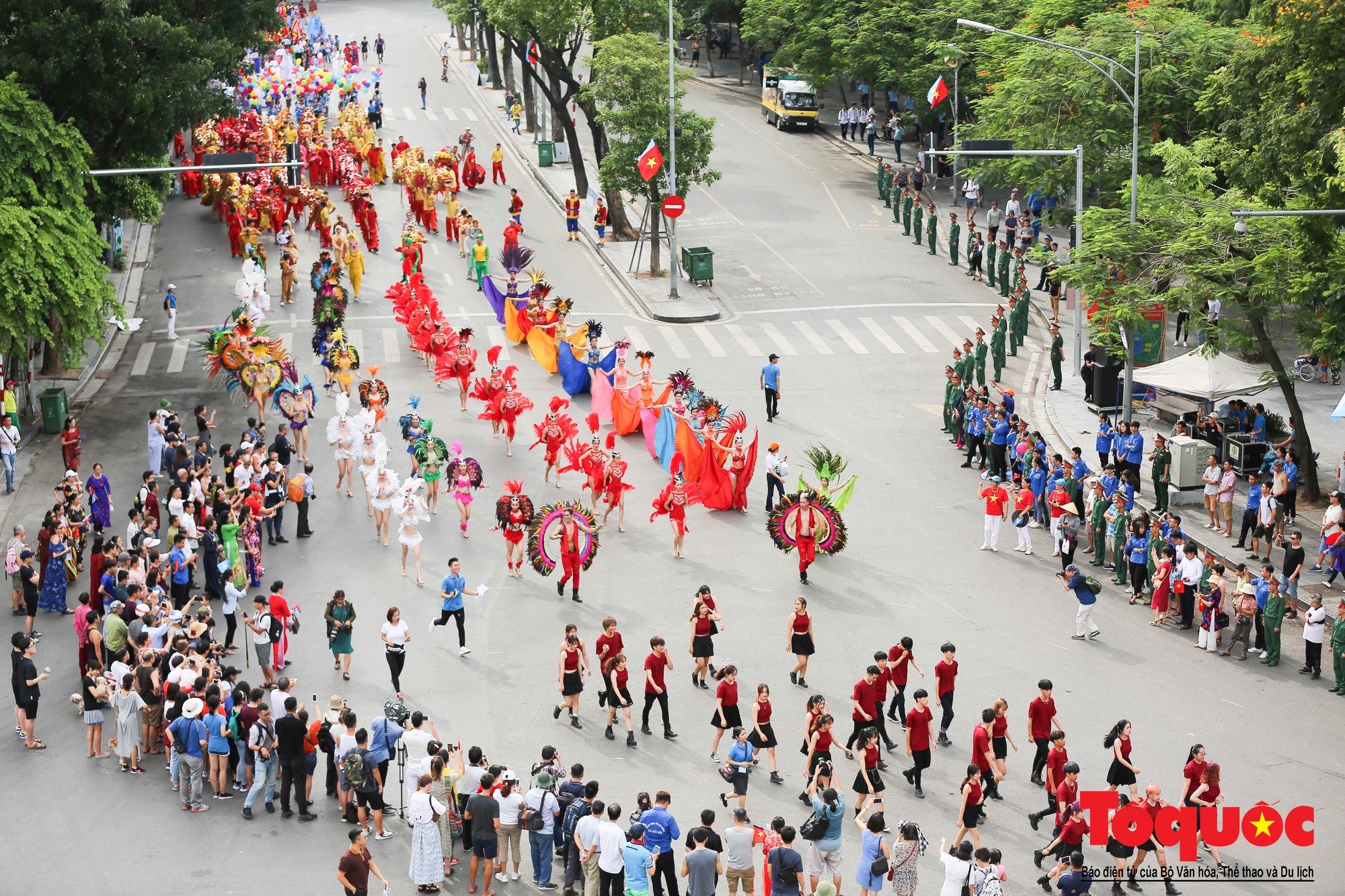 Người dân thủ đô nô nức tham gia lễ hội đường phố Trái tim hòa bình (14)