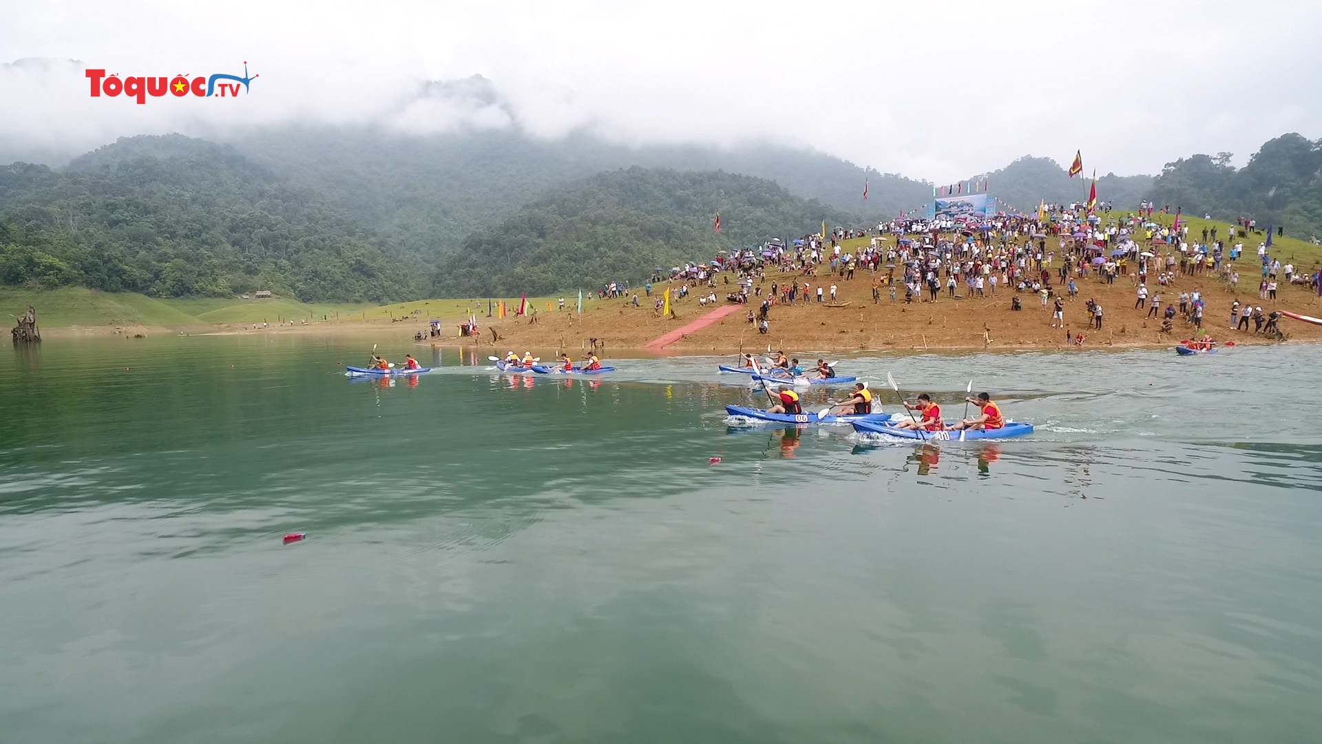 Hấp dẫn Hội đua thuyền Kayak trên hồ thủy điện