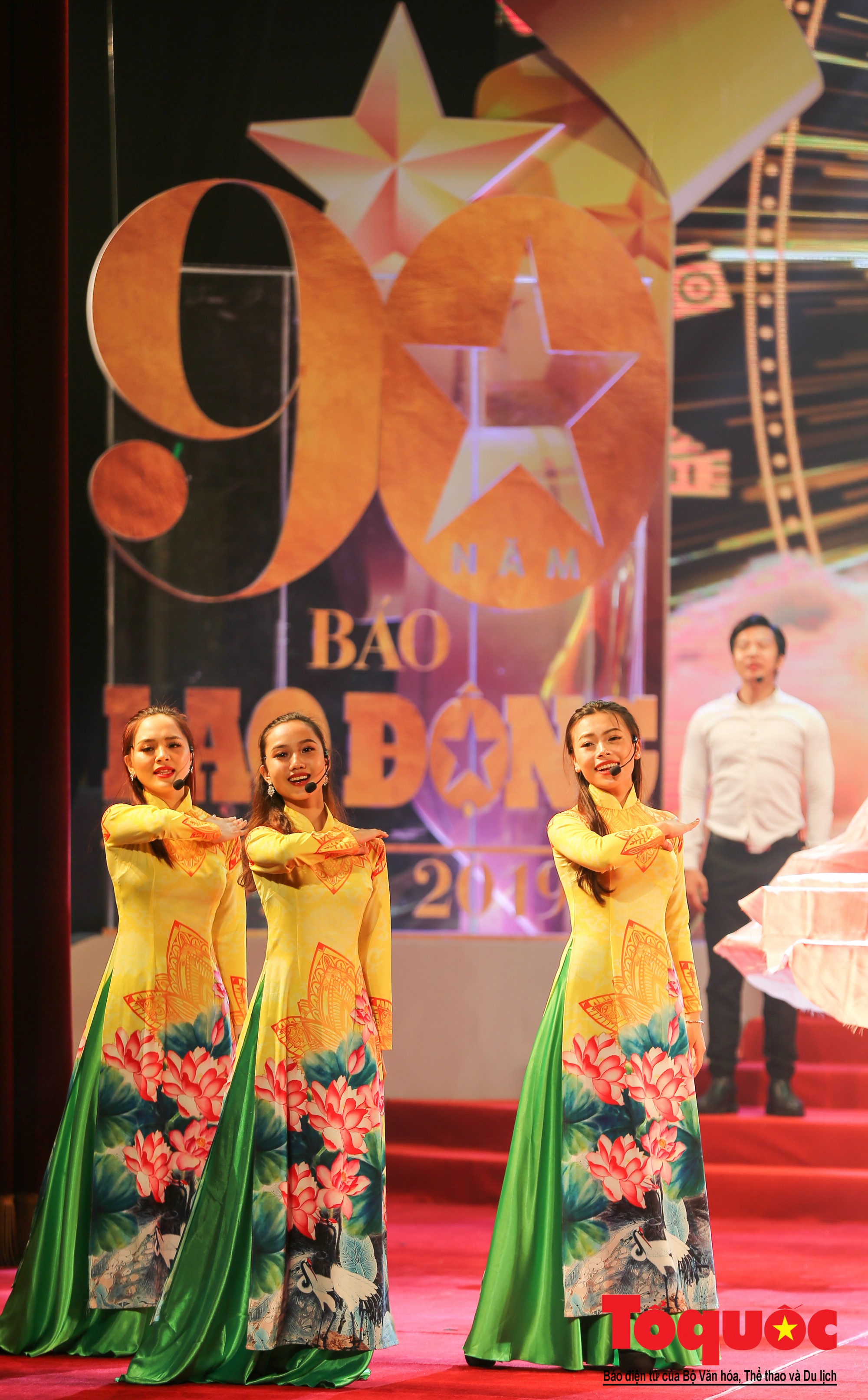 Thủ tướng Nguyễn Xuân Phúc trao Huân chương Lao động hạng Nhất cho Báo Lao Động (10) Thủ tướng Nguyễn Xuân Phúc trao Huân chương Lao động hạng Nhất cho Báo Lao Động (10)