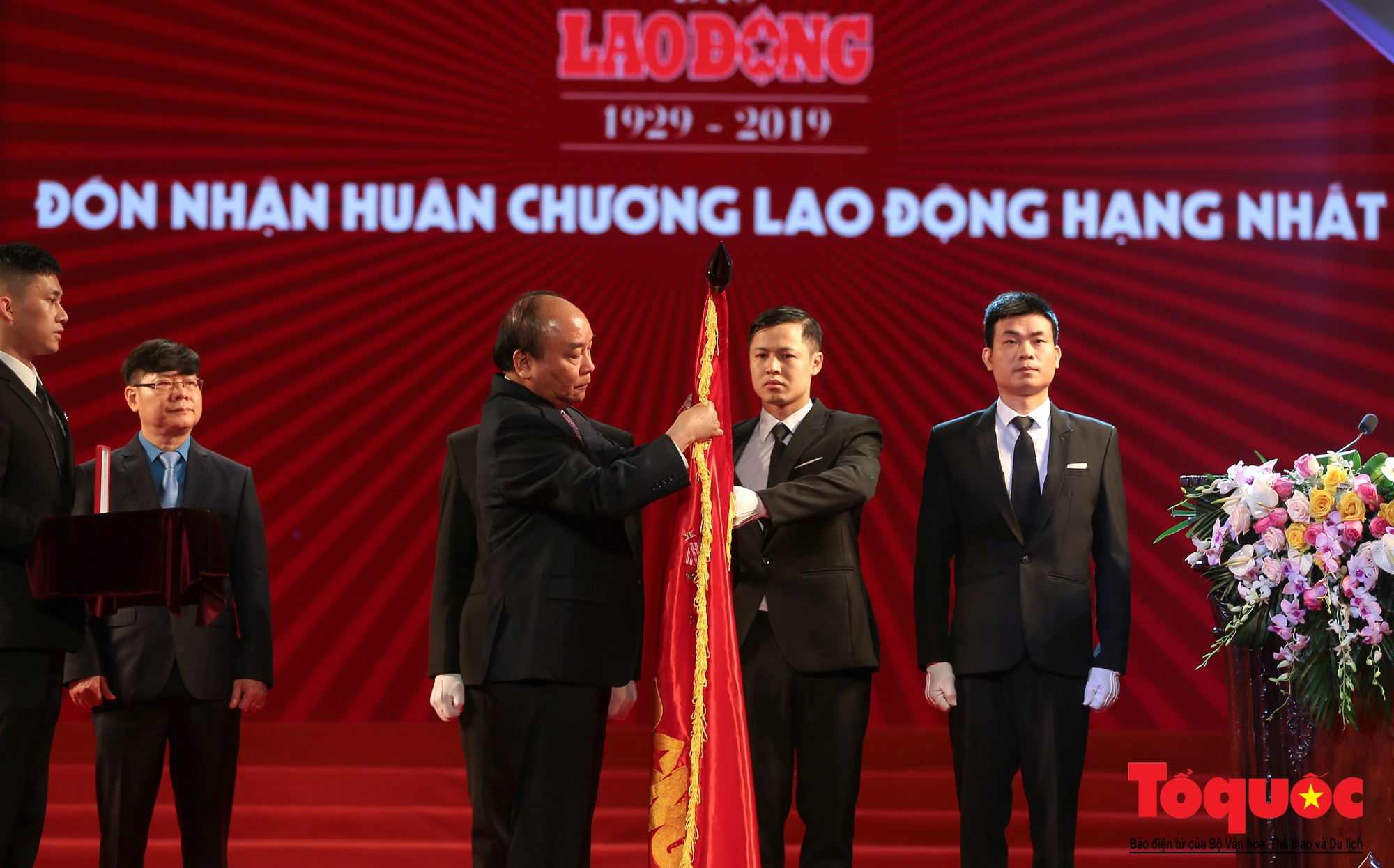 Thủ tướng Nguyễn Xuân Phúc trao Huân chương Lao động hạng Nhất cho Báo Lao Động (4) Thủ tướng Nguyễn Xuân Phúc trao Huân chương Lao động hạng Nhất cho Báo Lao Động (4)