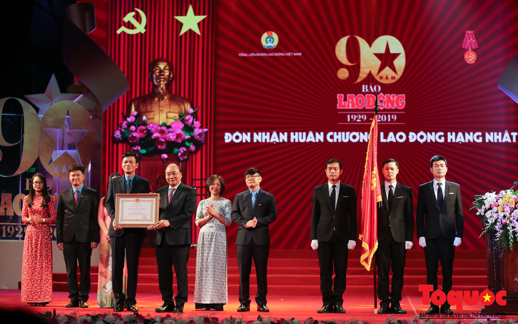 Thủ tướng Nguyễn Xuân Phúc trao Huân chương Lao động hạng Nhất cho Báo Lao Động (5) Thủ tướng Nguyễn Xuân Phúc trao Huân chương Lao động hạng Nhất cho Báo Lao Động (5)