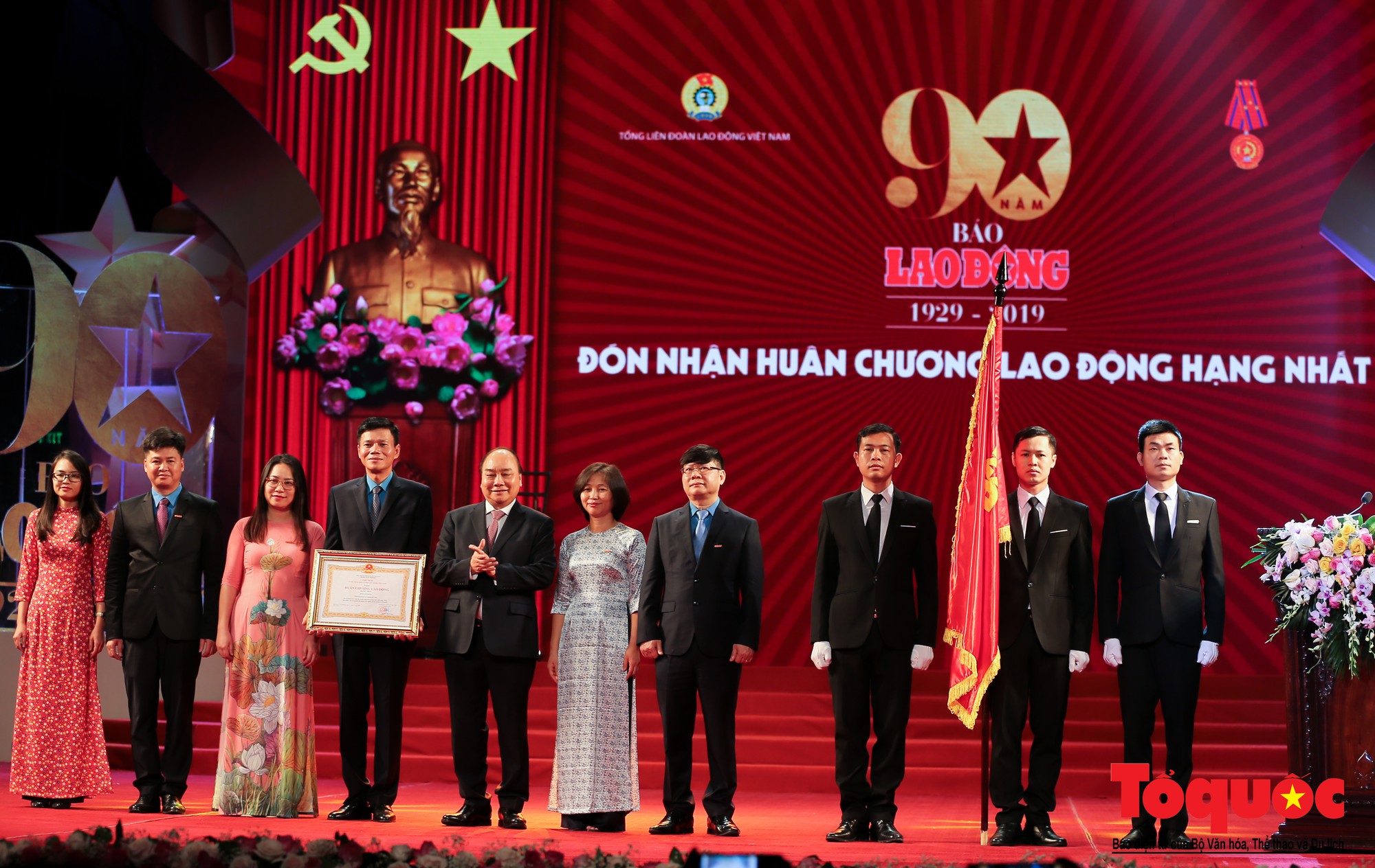 Thủ tướng Nguyễn Xuân Phúc trao Huân chương Lao động hạng Nhất cho Báo Lao Động (6) Thủ tướng Nguyễn Xuân Phúc trao Huân chương Lao động hạng Nhất cho Báo Lao Động (6)