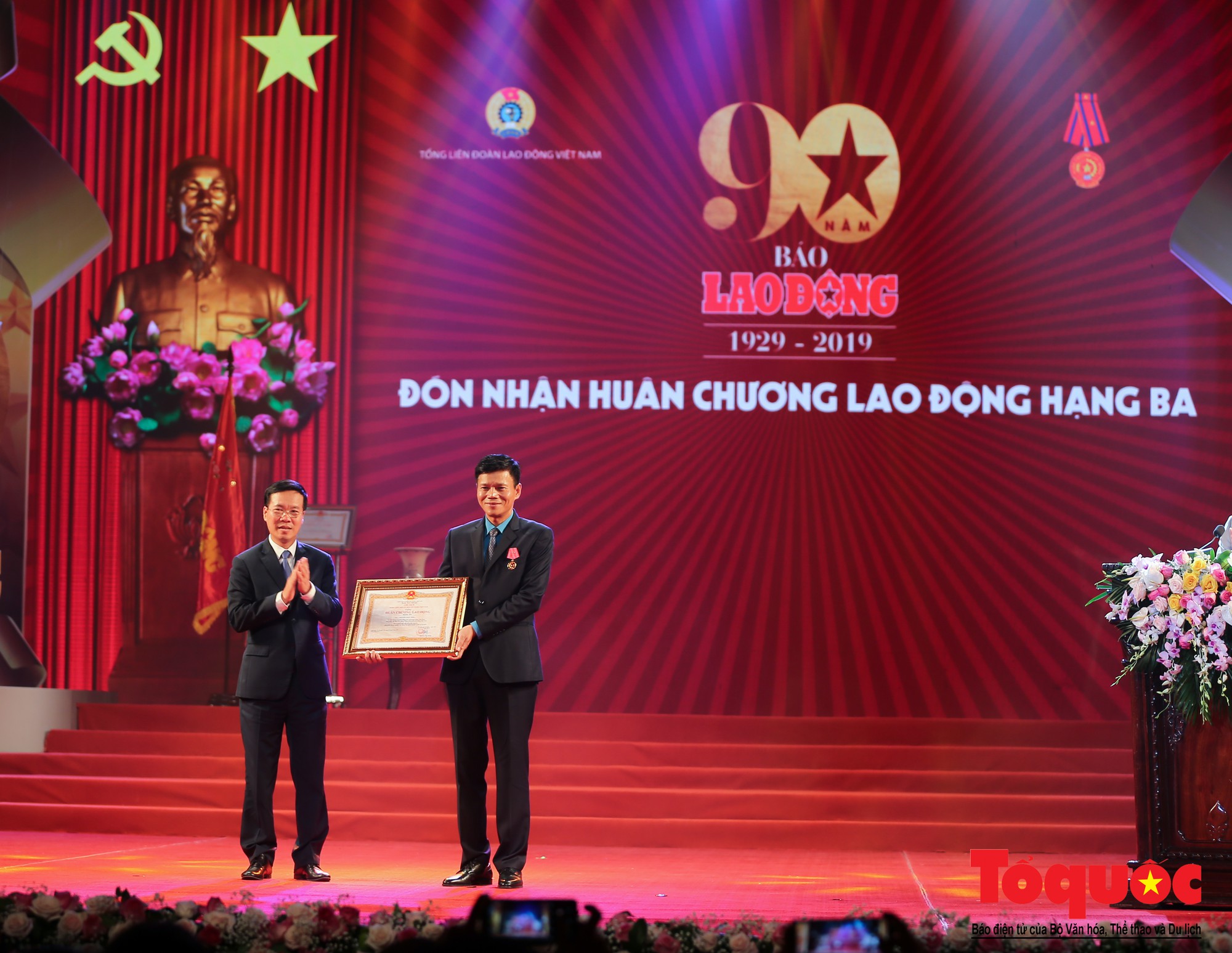 Thủ tướng Nguyễn Xuân Phúc trao Huân chương Lao động hạng Nhất cho Báo Lao Động (8) Thủ tướng Nguyễn Xuân Phúc trao Huân chương Lao động hạng Nhất cho Báo Lao Động (8)