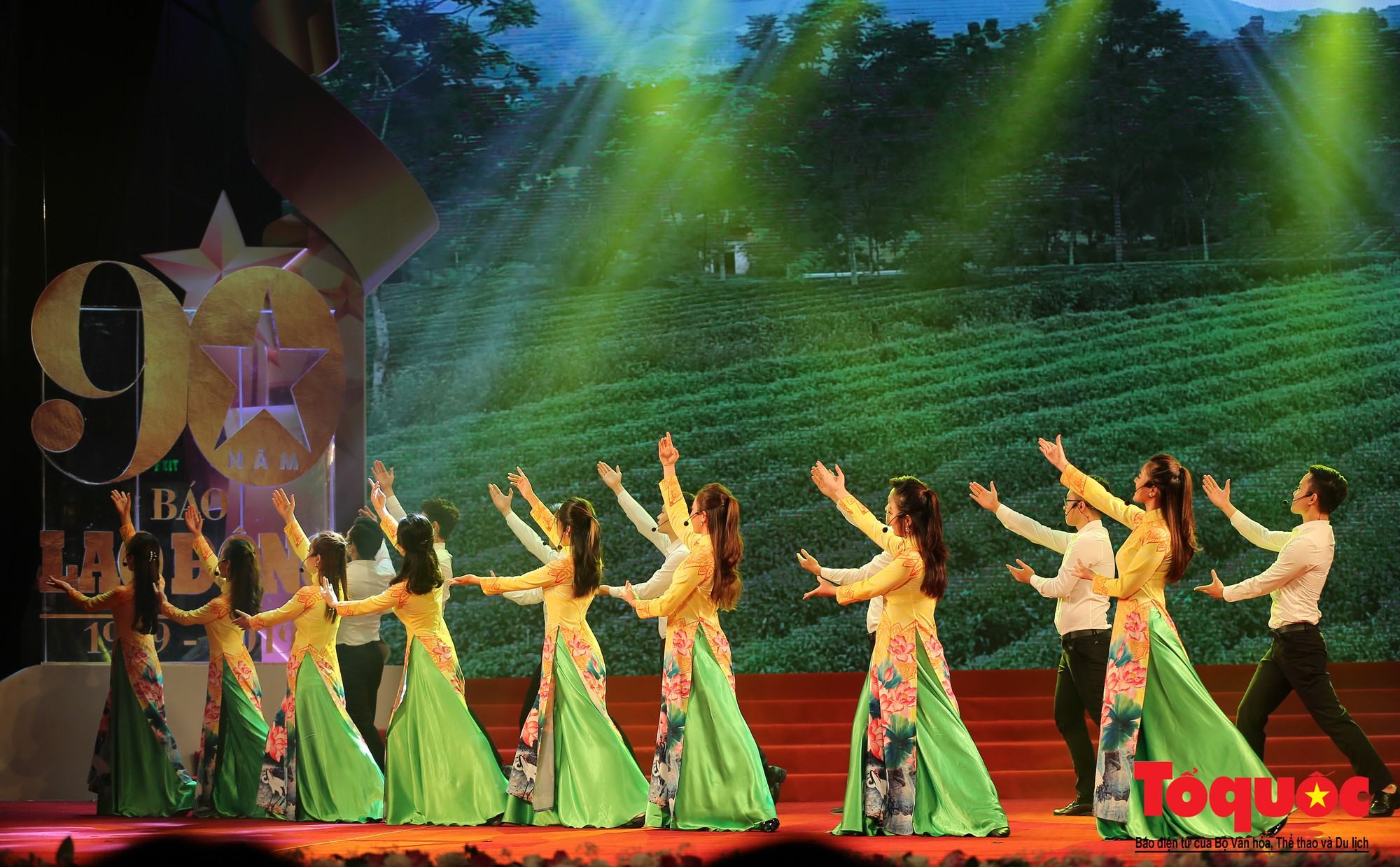Thủ tướng Nguyễn Xuân Phúc trao Huân chương Lao động hạng Nhất cho Báo Lao Động (9) Thủ tướng Nguyễn Xuân Phúc trao Huân chương Lao động hạng Nhất cho Báo Lao Động (9)
