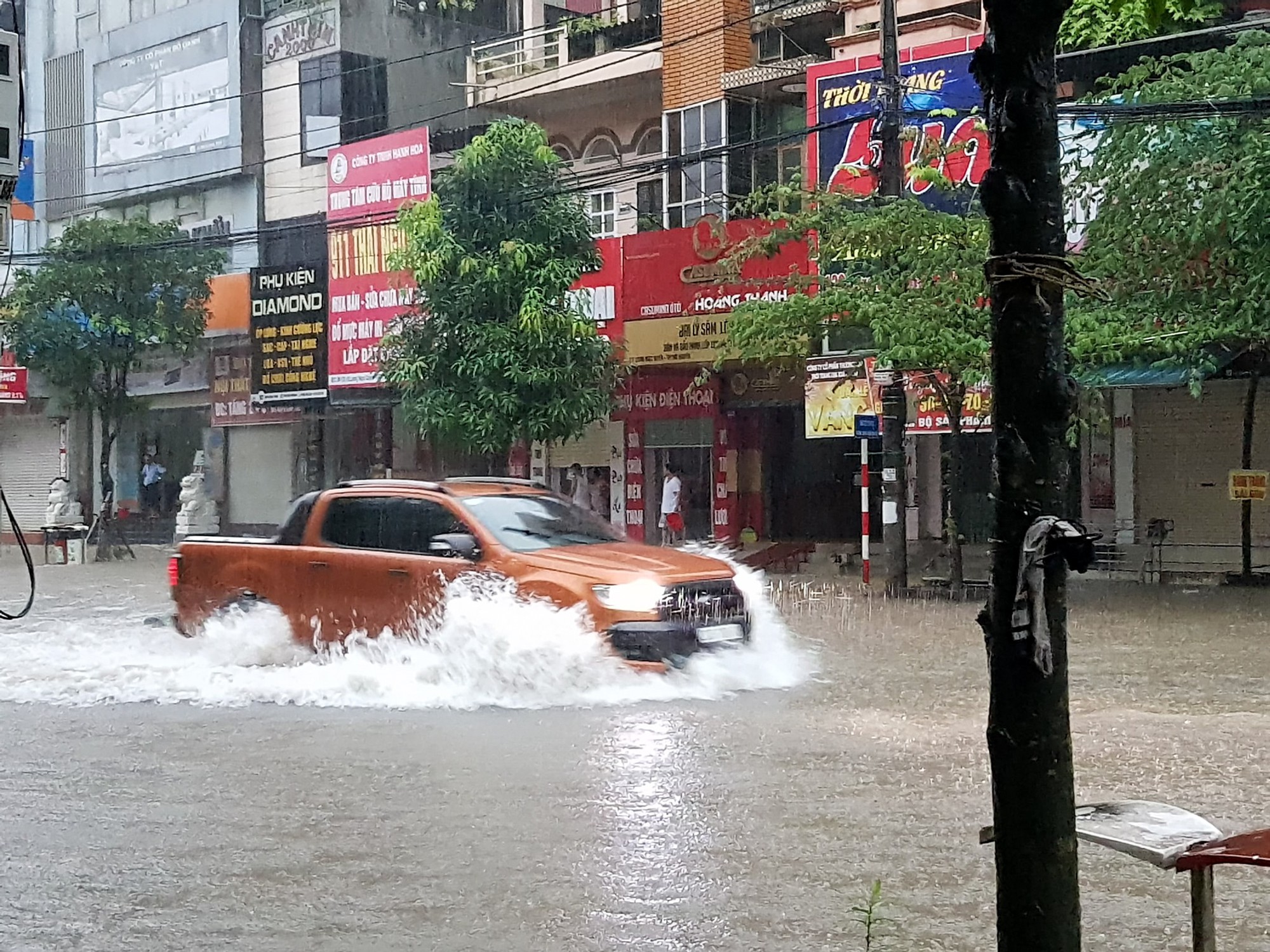 Sau trận mưa lớn kéo dài, TP Thái Nguyên ngập sâu trong biển nước19 Sau trận mưa lớn kéo dài, TP Thái Nguyên ngập sâu trong biển nước19