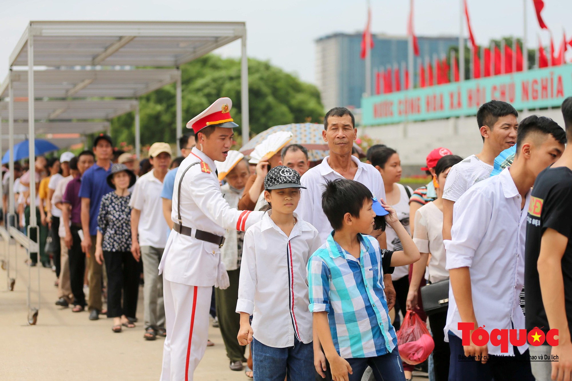 Hàng vạn người xếp hàng vào Lăng viếng Bác ngày “Tết Độc lập”10 Hàng vạn người xếp hàng vào Lăng viếng Bác ngày “Tết Độc lập”10