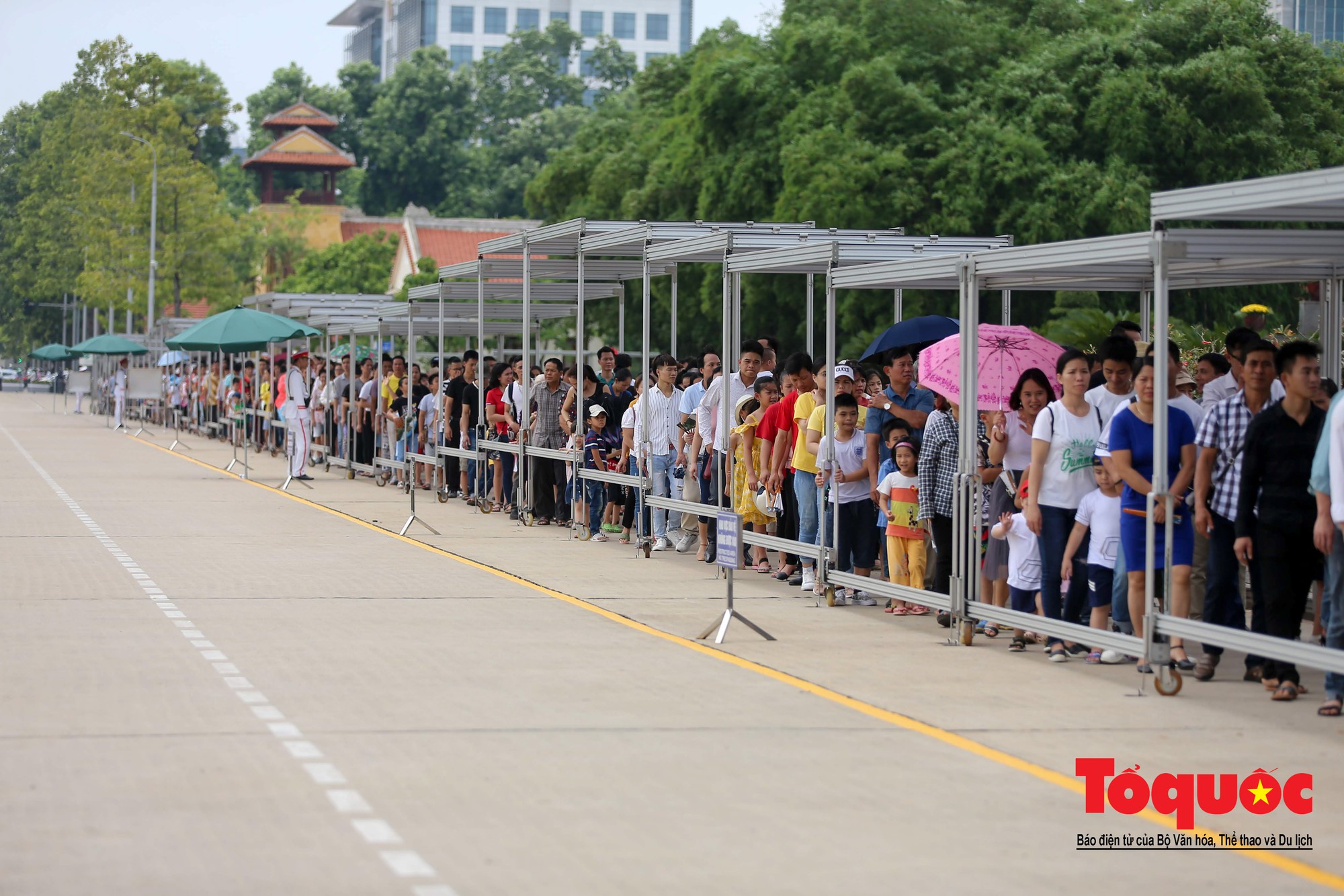 Hàng vạn người xếp hàng vào Lăng viếng Bác ngày “Tết Độc lập”13 Hàng vạn người xếp hàng vào Lăng viếng Bác ngày “Tết Độc lập”13