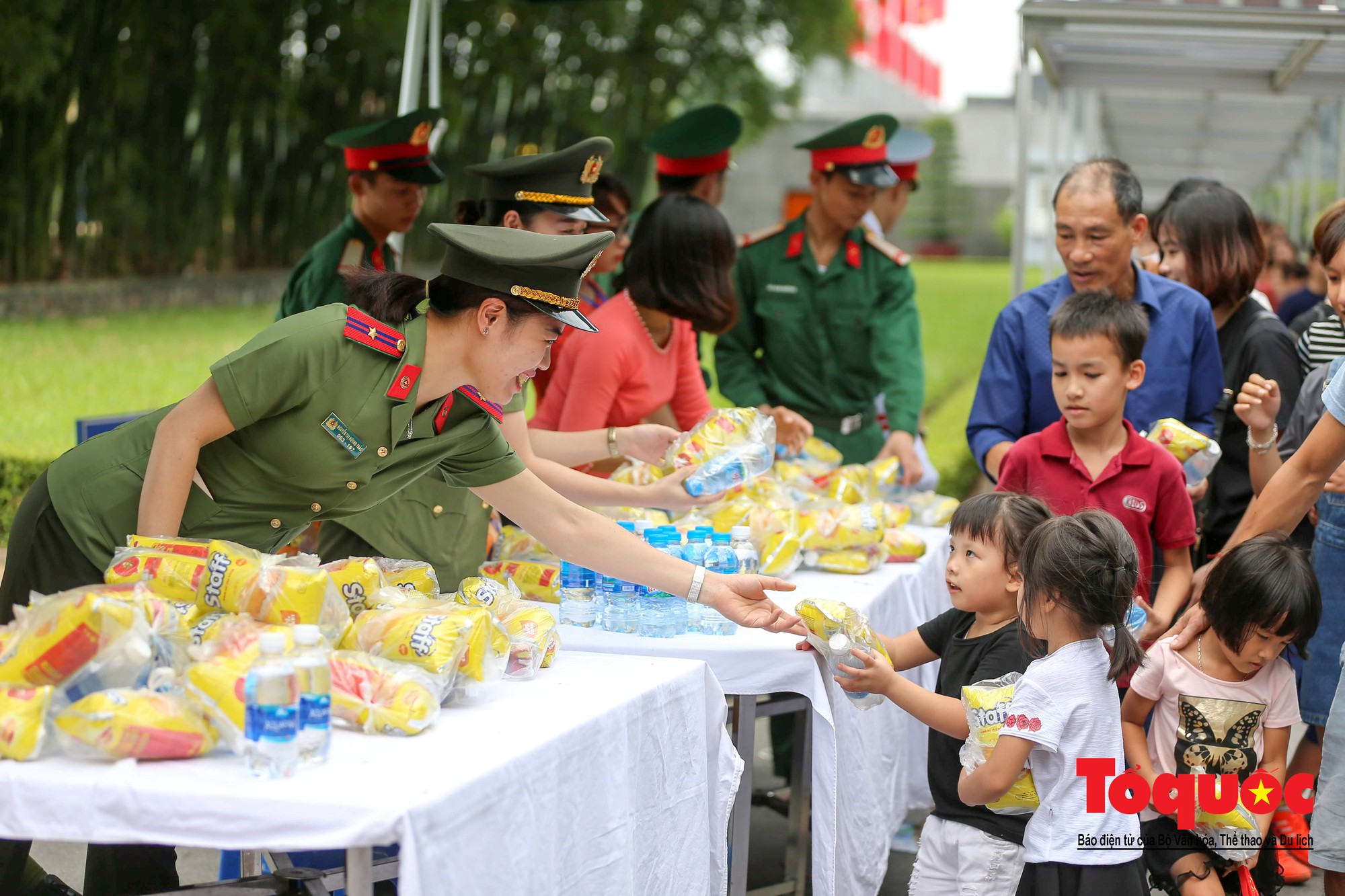 Hàng vạn người xếp hàng vào Lăng viếng Bác ngày “Tết Độc lập”16 Hàng vạn người xếp hàng vào Lăng viếng Bác ngày “Tết Độc lập”16