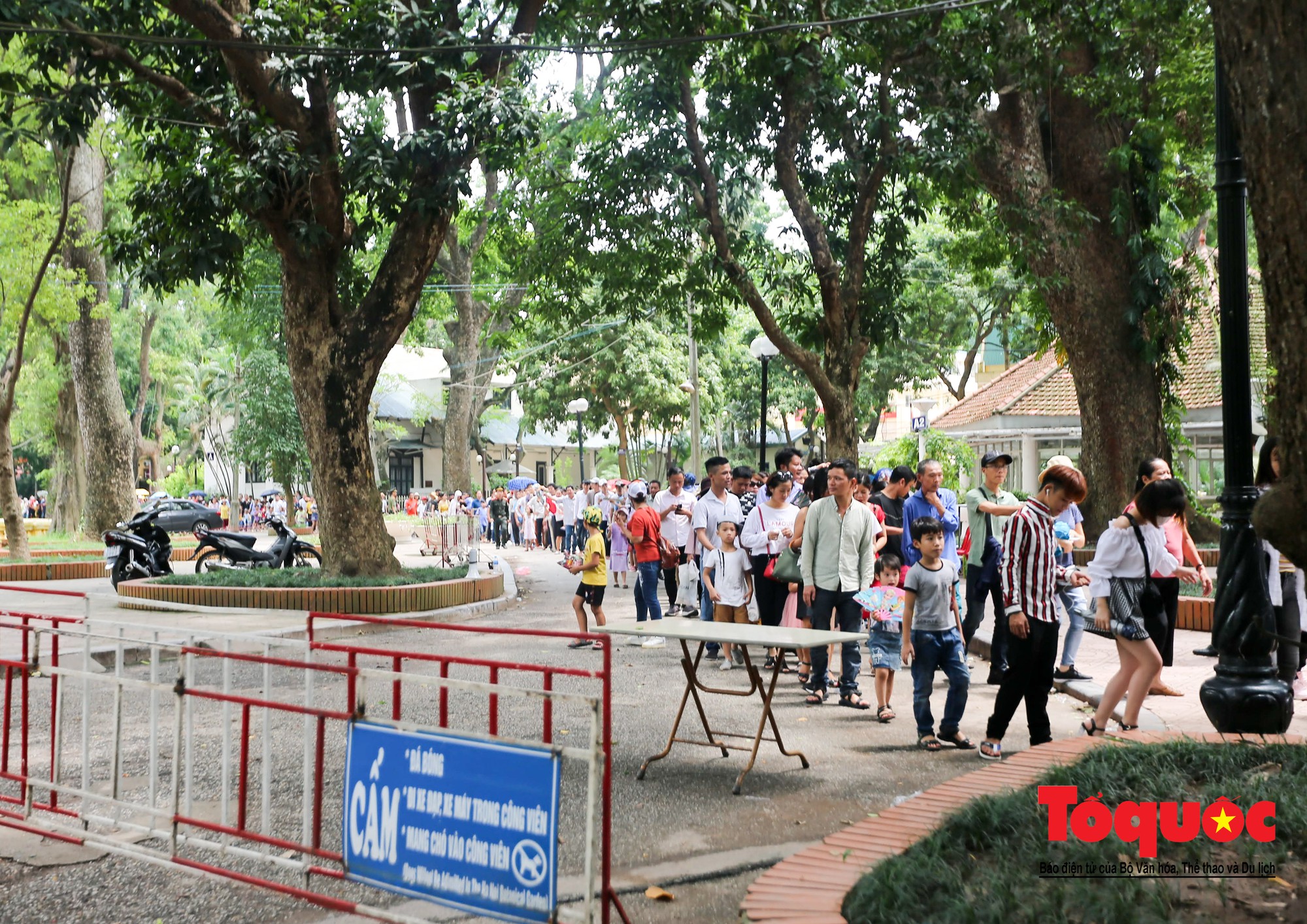 Hàng vạn người xếp hàng vào Lăng viếng Bác ngày “Tết Độc lập”21 Hàng vạn người xếp hàng vào Lăng viếng Bác ngày “Tết Độc lập”21
