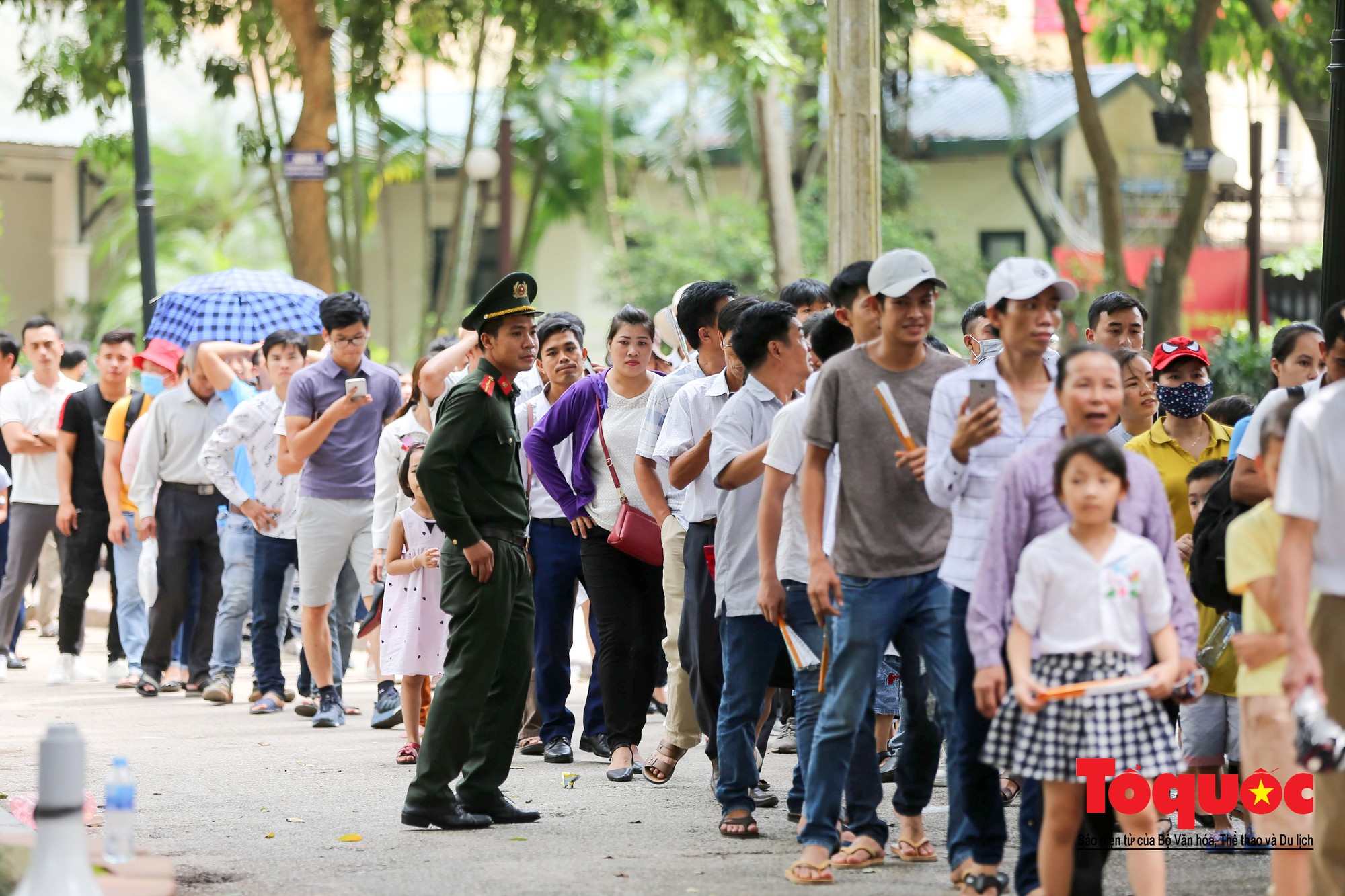 Hàng vạn người xếp hàng vào Lăng viếng Bác ngày “Tết Độc lập”22 Hàng vạn người xếp hàng vào Lăng viếng Bác ngày “Tết Độc lập”22