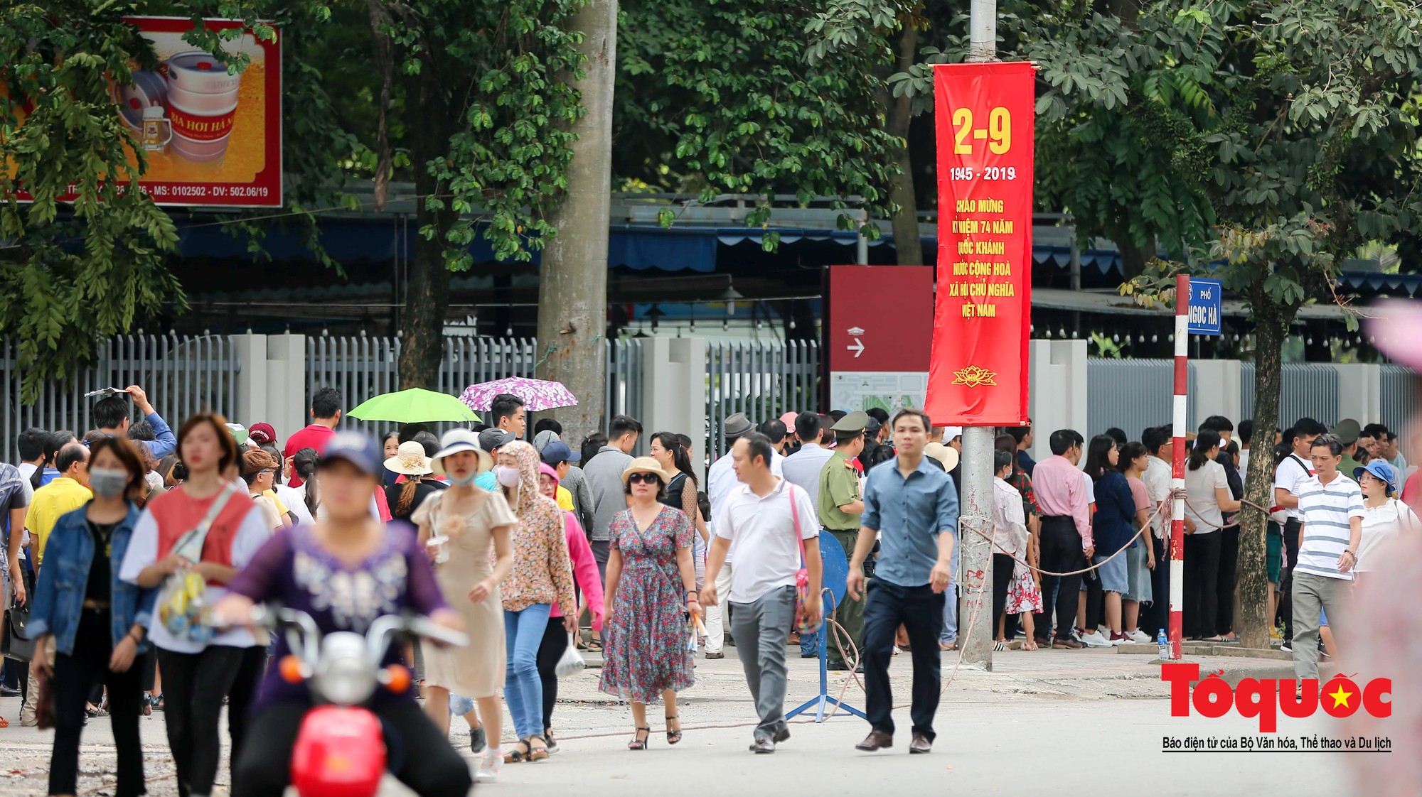 Hàng vạn người xếp hàng vào Lăng viếng Bác ngày “Tết Độc lập”24 Hàng vạn người xếp hàng vào Lăng viếng Bác ngày “Tết Độc lập”24