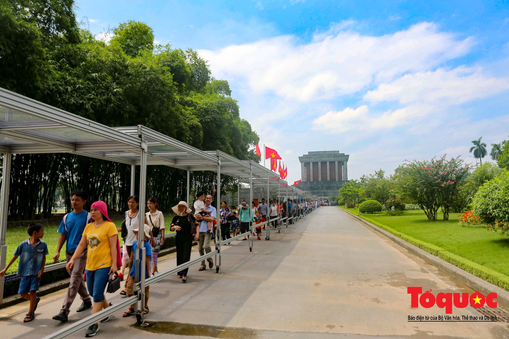 Hàng vạn người xếp hàng vào Lăng viếng Bác ngày “Tết Độc lập”6 Hàng vạn người xếp hàng vào Lăng viếng Bác ngày “Tết Độc lập”6