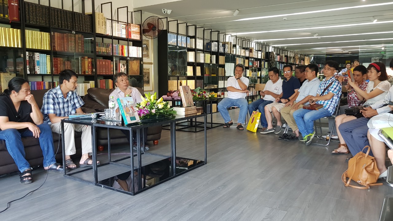 Khán phòng buổi nói chuyện 1 Khán phòng buổi nói chuyện 1