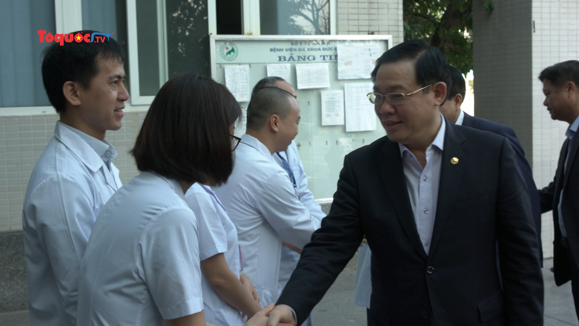 Bí thư Thành ủy Hà Nội Vương Đình Huệ thăm và chúc mừng các y, bác sĩ BVĐK Đức Giang
