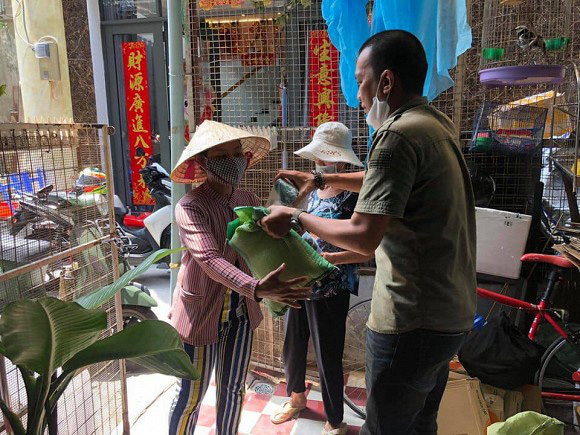 Diễn viên Lê Bê La kêu gọi giúp người người bán vé số - Ảnh 3. Diễn viên Lê Bê La kêu gọi giúp người người bán vé số - Ảnh 3.