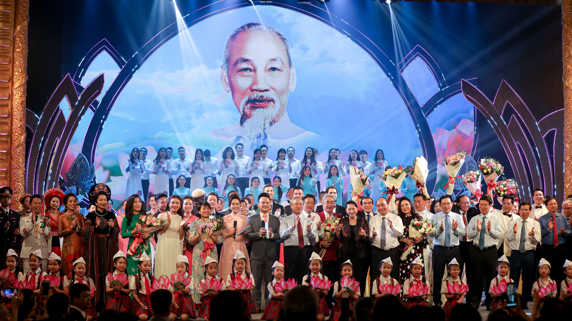 ''Dâng Người tiếng hát mùa xuân'' - món quà ý nghĩa kỷ niệm 130 năm ngày sinh Chủ tịch Hồ Chí Minh