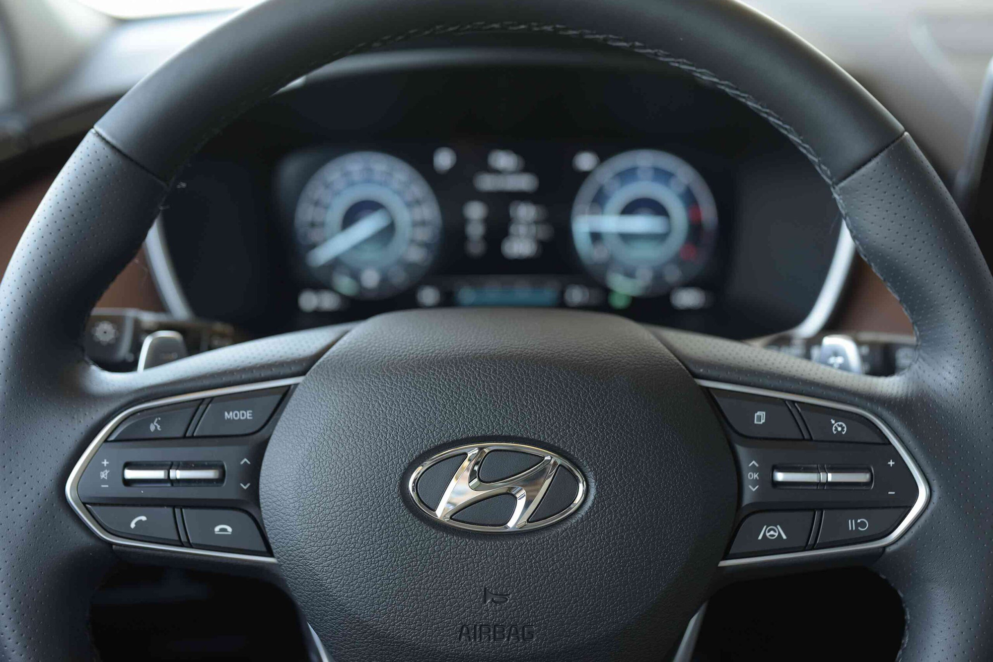 Hyundai SantaFe vừa đè bẹp Toyota Fortuner - Vũ khí nặng ký nào khiến đối thủ e dè? - Ảnh 1. Hyundai SantaFe vừa đè bẹp Toyota Fortuner - Vũ khí nặng ký nào khiến đối thủ e dè? - Ảnh 1.
