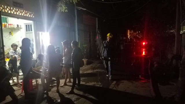 Khu lán trại gần dãy nhà trọ ở Sài Gòn cháy rực sáng cả bầu trời, hàng chục người tháo chạy tán loạn trong đêm - Ảnh 3. Khu lán trại gần dãy nhà trọ ở Sài Gòn cháy rực sáng cả bầu trời, hàng chục người tháo chạy tán loạn trong đêm - Ảnh 3.