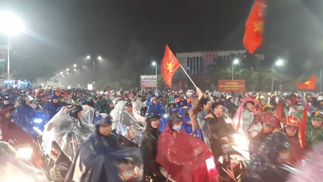 Cập nhật: Cả nước vỡ òa trong niềm vui chiến thắng của đội tuyển Việt Nam - Ảnh 9.