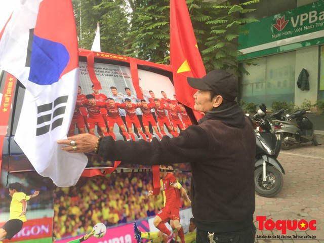 Người Hà Nội lập bàn thờ, thắp hương mong Việt Nam chiến thắng trận chung kết AFF Cup 2018 - Ảnh 15.