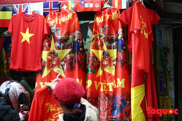 Người Hà Nội lập bàn thờ, thắp hương mong Việt Nam chiến thắng trận chung kết AFF Cup 2018 - Ảnh 7.