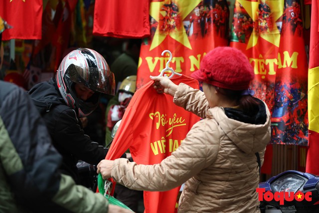 Người Hà Nội lập bàn thờ, thắp hương mong Việt Nam chiến thắng trận chung kết AFF Cup 2018 - Ảnh 6.