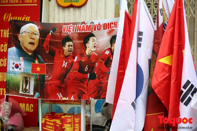 Người Hà Nội lập bàn thờ, thắp hương mong Việt Nam chiến thắng trận chung kết AFF Cup 2018 - Ảnh 4.