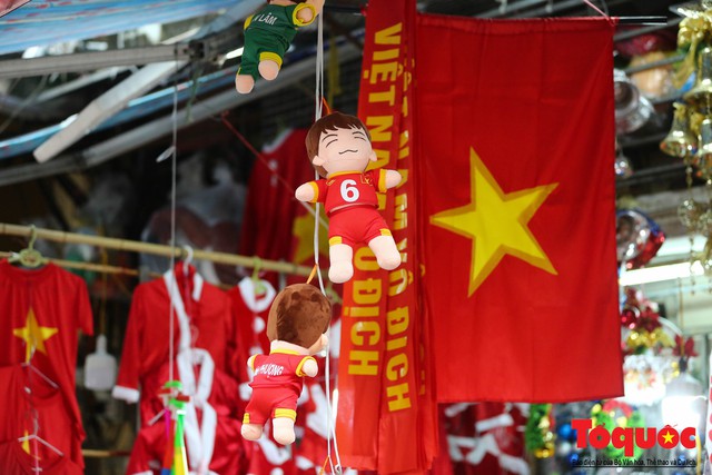 Người Hà Nội lập bàn thờ, thắp hương mong Việt Nam chiến thắng trận chung kết AFF Cup 2018 - Ảnh 10.