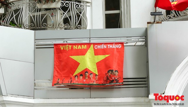 Người Hà Nội lập bàn thờ, thắp hương mong Việt Nam chiến thắng trận chung kết AFF Cup 2018 - Ảnh 17.