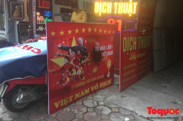 Người Hà Nội lập bàn thờ, thắp hương mong Việt Nam chiến thắng trận chung kết AFF Cup 2018 - Ảnh 16.