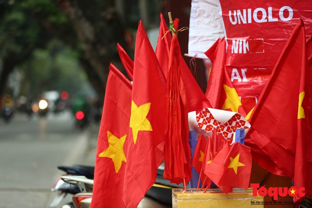 Người Hà Nội lập bàn thờ, thắp hương mong Việt Nam chiến thắng trận chung kết AFF Cup 2018 - Ảnh 3.