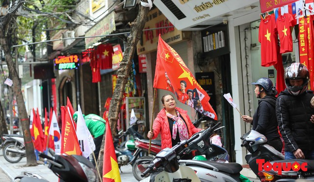 Người Hà Nội lập bàn thờ, thắp hương mong Việt Nam chiến thắng trận chung kết AFF Cup 2018 - Ảnh 2.