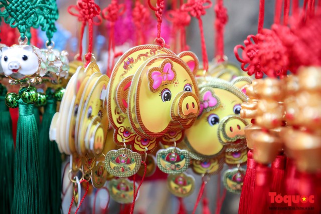 Năm Hợi: Đồ trang trí về lợn tràn ngập phố Hàng Mã - Ảnh 4. Năm Hợi: Đồ trang trí về lợn tràn ngập phố Hàng Mã - Ảnh 4.