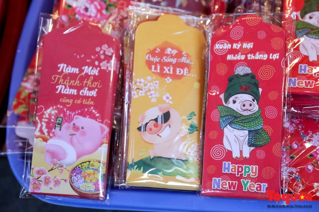 Năm Hợi: Đồ trang trí về lợn tràn ngập phố Hàng Mã - Ảnh 10. Năm Hợi: Đồ trang trí về lợn tràn ngập phố Hàng Mã - Ảnh 10.