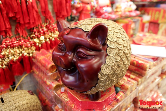 Năm Hợi: Đồ trang trí về lợn tràn ngập phố Hàng Mã - Ảnh 8. Năm Hợi: Đồ trang trí về lợn tràn ngập phố Hàng Mã - Ảnh 8.