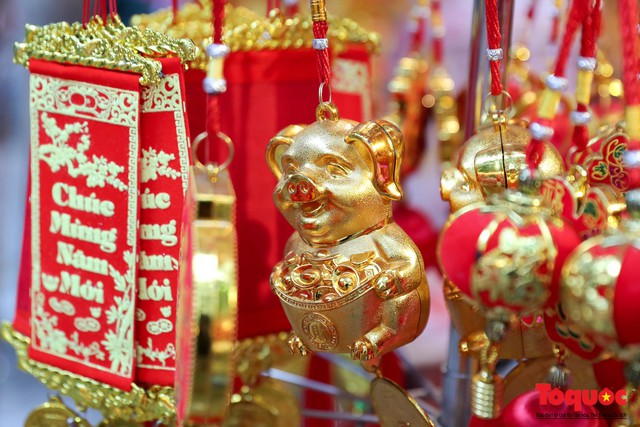 Năm Hợi: Đồ trang trí về lợn tràn ngập phố Hàng Mã - Ảnh 3. Năm Hợi: Đồ trang trí về lợn tràn ngập phố Hàng Mã - Ảnh 3.