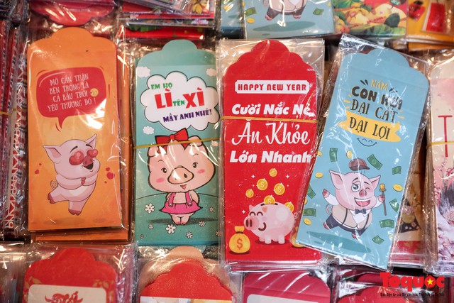 Năm Hợi: Đồ trang trí về lợn tràn ngập phố Hàng Mã - Ảnh 9. Năm Hợi: Đồ trang trí về lợn tràn ngập phố Hàng Mã - Ảnh 9.