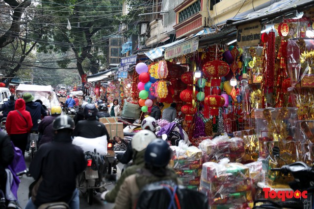 Năm Hợi: Đồ trang trí về lợn tràn ngập phố Hàng Mã - Ảnh 1. Năm Hợi: Đồ trang trí về lợn tràn ngập phố Hàng Mã - Ảnh 1.