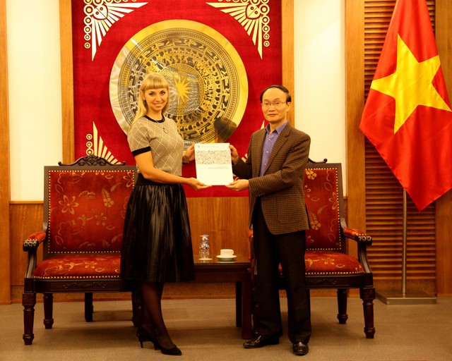 Trao Giấy chứng nhận đăng ký thành lập và hoạt động cho Trung tâm Khoa học và Văn hóa Nga tại Hà Nội - Ảnh 1. Trao Giấy chứng nhận đăng ký thành lập và hoạt động cho Trung tâm Khoa học và Văn hóa Nga tại Hà Nội - Ảnh 1.