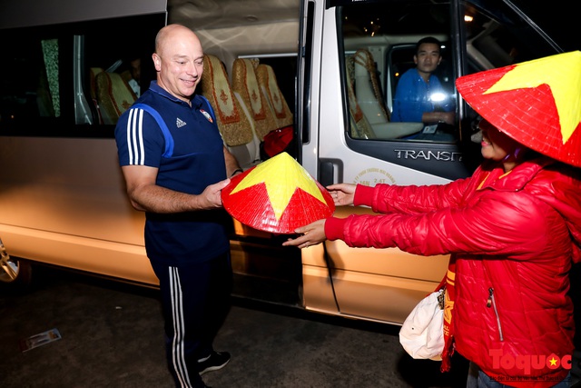 CĐV Việt Nam tặng nón lá in cờ đỏ sao vàng cho cầu thủ UAE - Ảnh 5.